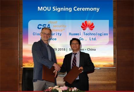 Jim Reavis (CSA) y Trevor Cheung (Huawei) durante la firma del MoU | HUAWEI ep jim reavis csa y trevor cheung huawei durantefirmamou