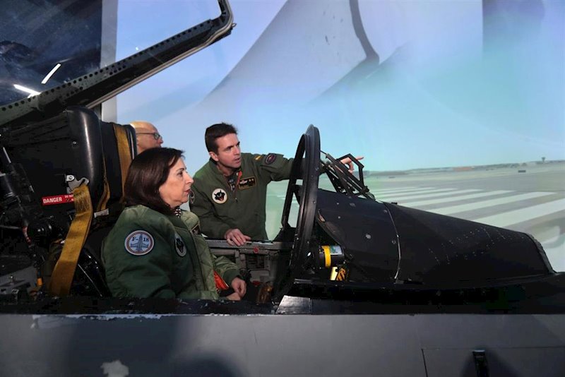 ep la ministra de defensa margarita robles en el simulador de un caza f-18