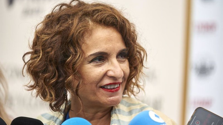 ep la ministra de hacienda maria jesus montero atiende a los periodistas en la uimp