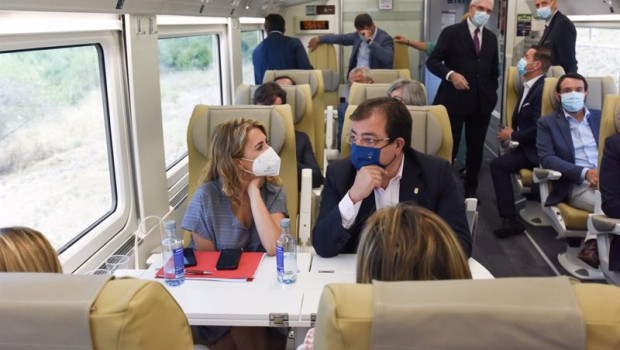 ep la ministra de transportes movilidad y agenda urbana raquel sanchez y el presidente de la junta