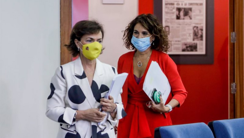 La vicepresidenta primera del Gobierno, Carmen Calvo, y la ministra portavoz y de Hacienda, María Jesús Montero, a su llegada a la comparecencia en rueda de prensa posterior al Consejo de Ministros. | EUROPA PRESS/R.Rubio.POOL - Europa Press ep la vicepresidenta primera del gobierno carmen calvo y la ministra portavoz y de hacienda maria