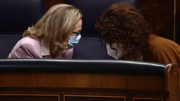 ep la vicepresidenta tercera nadia calvino i conversa con la ministra portavoz y de hacienda maria