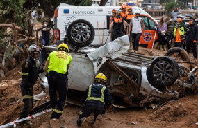 ep los servicios de emergencias buscan a una victima en un coche a 3 de noviembre de 2024 en