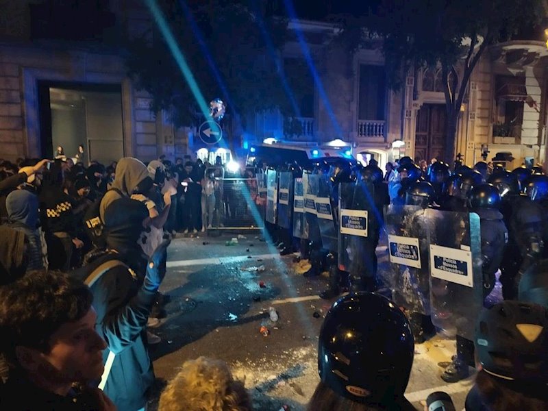 ep manifestantes ante mossos desquadra en la zona de la delegacion del gobierno de barcelona