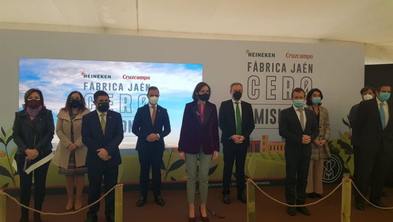 Maroto (c), junto a autoridades y responsables de Heineken, en la fábrica de Jaén. | DIPUTACIÓN DE JAÉN ep maroto c junto a autoridades y responsables de heineken en la fabrica de jaen