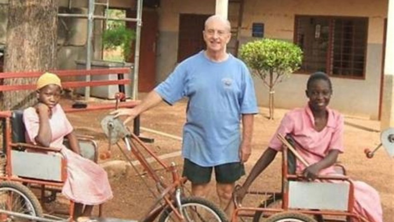 El misionero británico Trevor Robinson junto a dos de los triciclos que ha fabricado para personas con discapacidad en Ghana | MISSIONARIES OF AFRICA WHITE FATHERS ep misionero britanico trevor robinsonadetriciclosha fabricadopersonasdiscapacidadghana