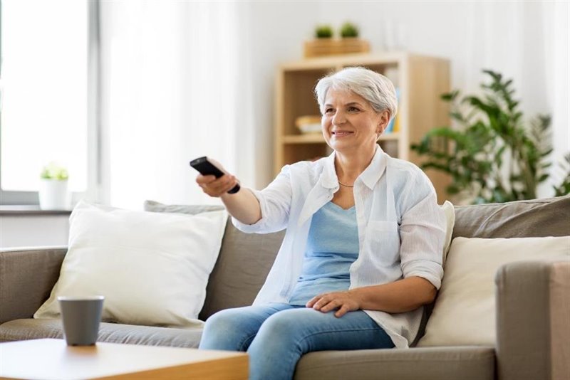 ep mujer de la tercera edad viendo la television