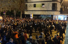 ep pelea multitudinaria entre boixos nois e independentistas a las puertas del camp nou en barcelona