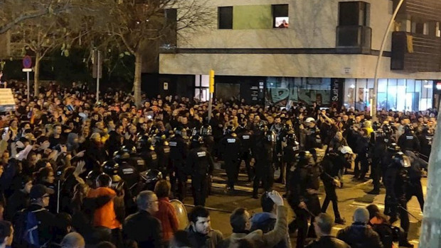 ep pelea multitudinaria entre boixos nois e independentistas a las puertas del camp nou en barcelona