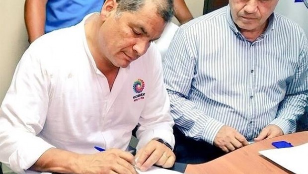 ep rafael correa firmasalidaalianza pais