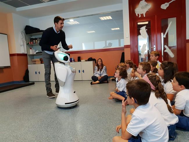 ep robot sanbotun aulacolegio europeomadrid