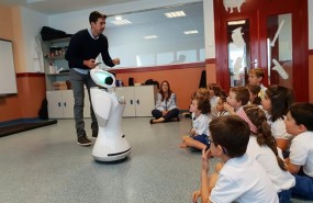 ep robot sanbotun aulacolegio europeomadrid