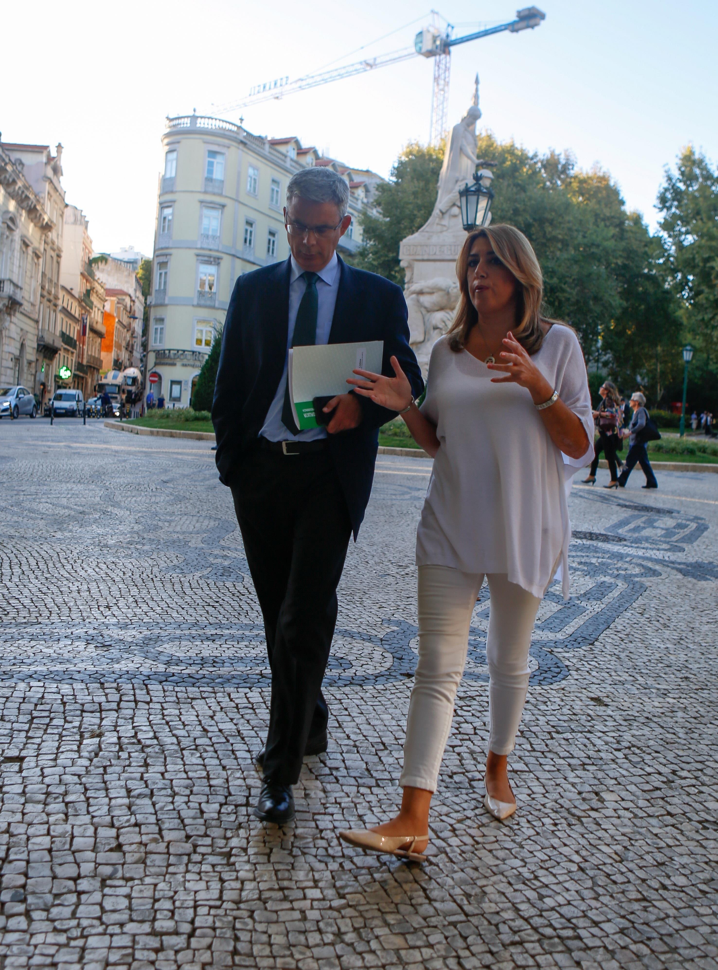 Susana Díaz y el portavoz del Gobierno andaluz paseando por Lisboa | EUROPA PRESS ep susana diazportavozgobierno andaluz paseandolisboa