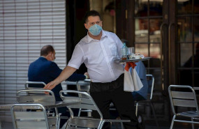 ep un camarero sirve en la terraza de un bar de barcelona