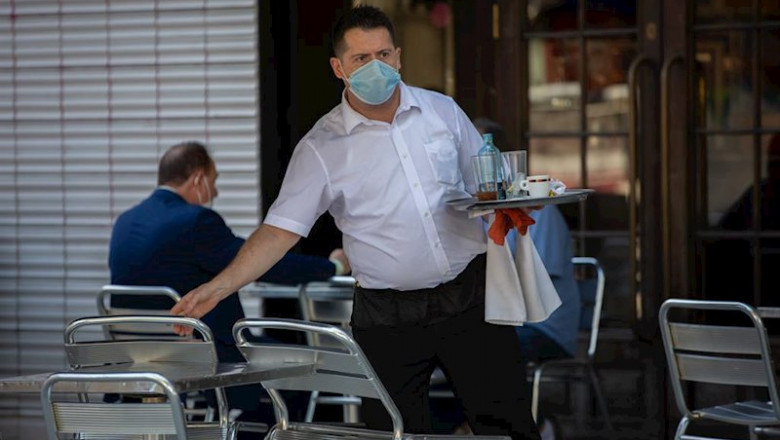 ep un camarero sirve en la terraza de un bar de barcelona ep un camarero sirve en la terraza de un bar de barcelona