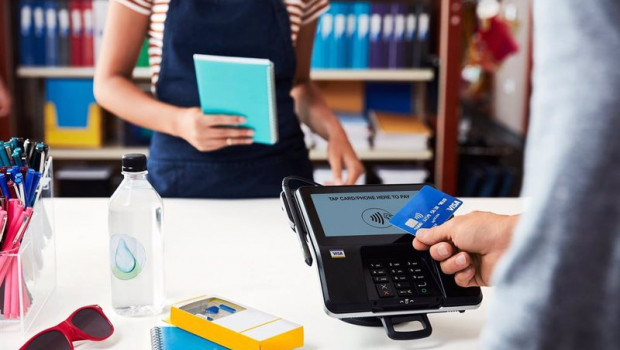 ep un cliente paga con tarjeta visa en un comercio
