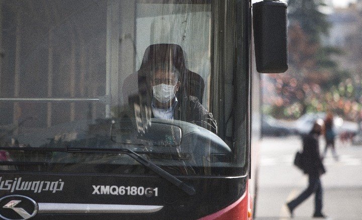 Un conductor de autobús lleva una mascarilla | AHMAD HALABISAZ/XINHUA ep un conductor de autobus lleva una mascarilla