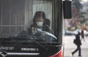 ep un conductor de autobus lleva una mascarilla