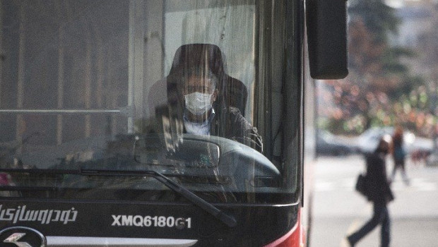 ep un conductor de autobus lleva una mascarilla