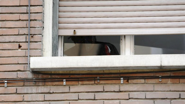 Un hombre con mascarilla en la ventana de un edificio Madrid | Óscar Cañas - Europa Press ep un hombre con mascarilla en la ventana de un edificio madrid