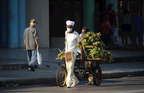ep un vendedor de bananas con mascarilla por el coronavirus en una calle de la habana