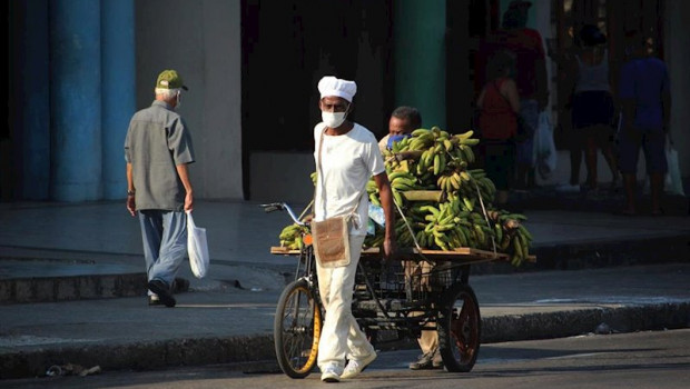 ep un vendedor de bananas con mascarilla por el coronavirus en una calle de la habana