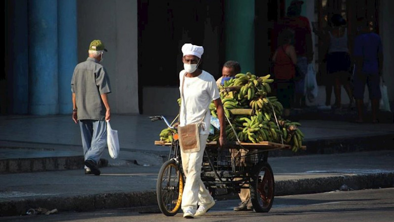 ep un vendedor de bananas con mascarilla por el coronavirus en una calle de la habana ep un vendedor de bananas con mascarilla por el coronavirus en una calle de la habana