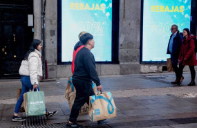 ep varias personas caminan por una calle comercial de madrid tras comprar en las rebajas ep varias personas caminan por una calle comercial de madrid tras comprar en las rebajas