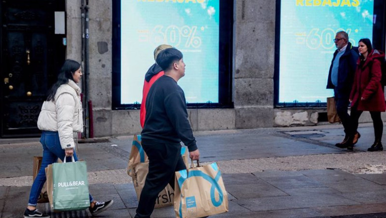 ep varias personas caminan por una calle comercial de madrid tras comprar en las rebajas ep varias personas caminan por una calle comercial de madrid tras comprar en las rebajas