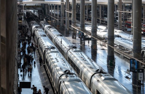 ep viajeros cogen su tren en la estacion de madrid puerta de atocha almudena grandes