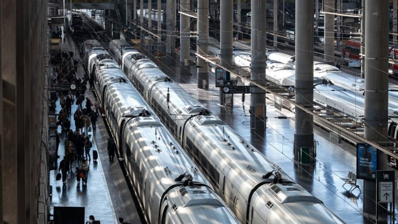 Viajeros cogen su tren en la estación de Madrid-Puerta de Atocha-Almudena Grandes | Diego Radamés - Europa Press ep viajeros cogen su tren en la estacion de madrid puerta de atocha almudena grandes