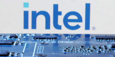 le logo d intel a cote d une carte mere d ordinateur 20240802084543 