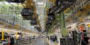 vue generale des chaines de production du constructeur automobile allemand mercedes benz dans une usine a rastatt 20250710190838 