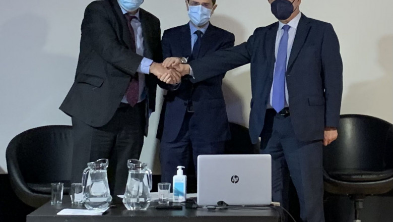 1649669149 de izquierda es carlos de la higuera el del centro el viceconsejero de econom a manuel llamas y el de la derecha pedro embidjpg 