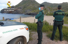 ep agentes de la guardia civil supervisan la costa murciana
