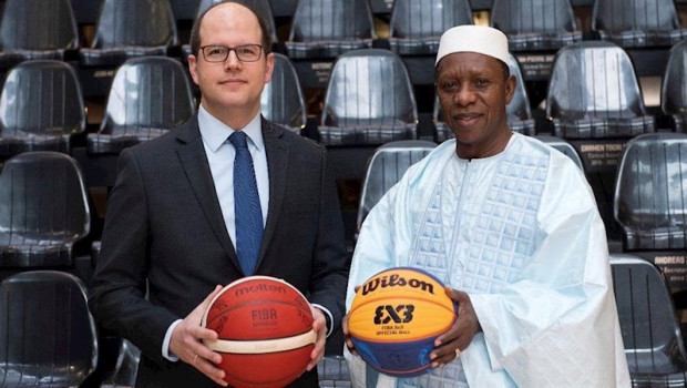 ep andreas zagklis y hamane niang directivos de fiba