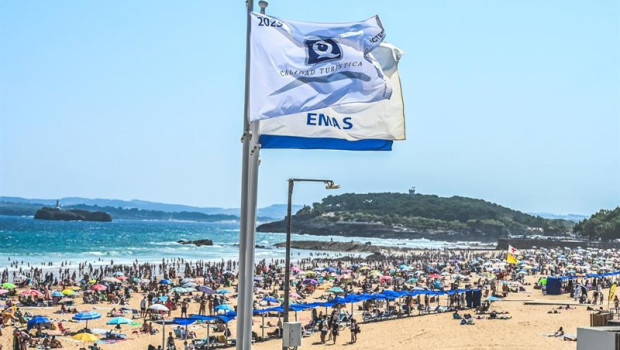ep archivo   bandera de interes turistico en la primera playa de el sardinero a 10 de agosto de 2025