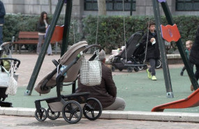 ep archivo   carrito de bebe en parque infantil