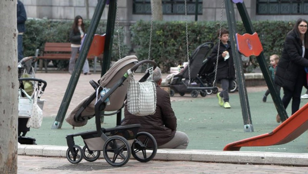 ep archivo   carrito de bebe en parque infantil