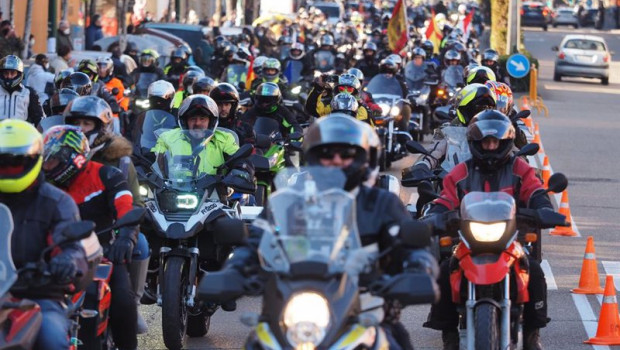 ep archivo   desfile de banderas de la 40 edicion de la concentracion motorista invernal pinguinos
