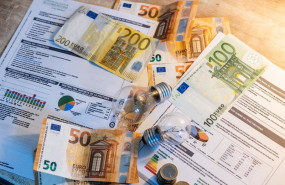 ep archivo   dos bombillas sobre billetes monedas y facturas a 9 de enero de 2025 en madrid espana