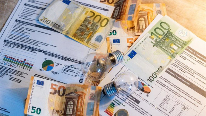 ep archivo dos bombillas sobre billetes monedas y facturas a 9 de enero de 2025 en madrid espana ep archivo dos bombillas sobre billetes monedas y facturas a 9 de enero de 2025 en madrid espana