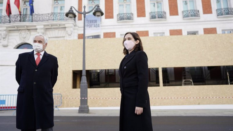 Archivo - La presidenta de la Comunidad de Madrid, Isabel Díaz Ayuso, y el presidente de CEIM, Miguel Garrido, visitan el montaje del Belén de la Puerta del Sol. | COMUNIDAD DE MADRID - Archivo ep archivo - la presidenta de la comunidad de madrid isabel diaz ayuso y el presidente de ceim