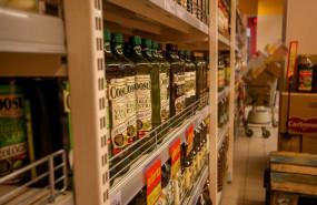 ep archivo   seccion del aceite de oliva en un supermercado