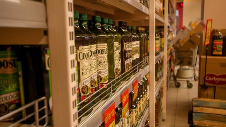 Archivo - Sección del aceite de oliva en un supermercado. | Ricardo Rubio - Archivo ep archivo seccion del aceite de oliva en un supermercado