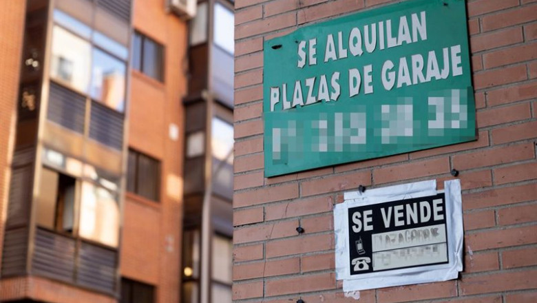 ep archivo   un cartel de se vende pegado a un edificio