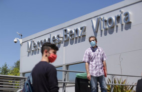 ep archivo un trabajador la planta de mercedes benz de vitoria entra a las instalaciones ep archivo un trabajador la planta de mercedes benz de vitoria entra a las instalaciones