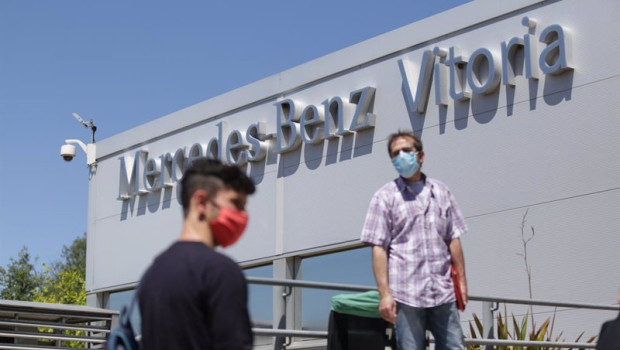 ep archivo   un trabajador la planta de mercedes benz de vitoria entra a las instalaciones
