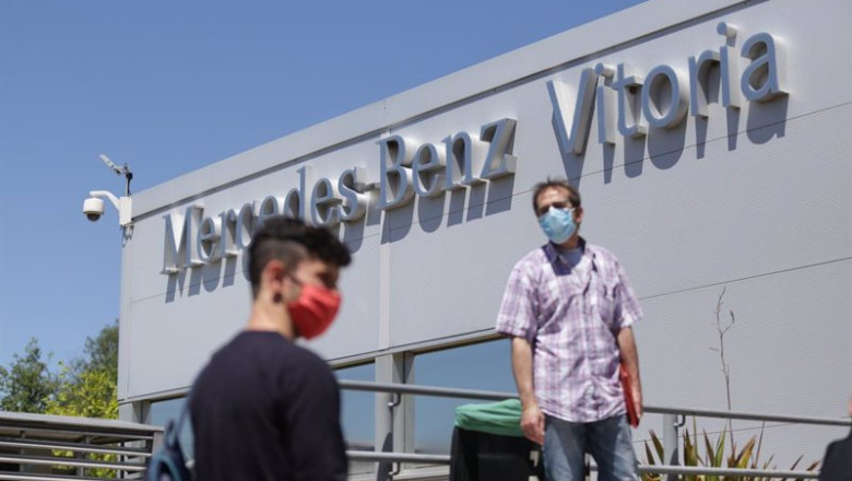 Archivo - Un trabajador la planta de Mercedes-Benz de Vitoria entra a las instalaciones | Iñaki Berasaluce - Europa Press - Archivo ep archivo un trabajador la planta de mercedes benz de vitoria entra a las instalaciones