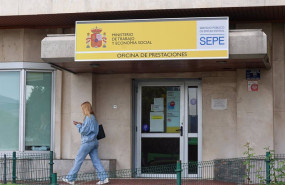 ep archivo una mujer al lado de una oficina del sepe ep archivo una mujer al lado de una oficina del sepe
